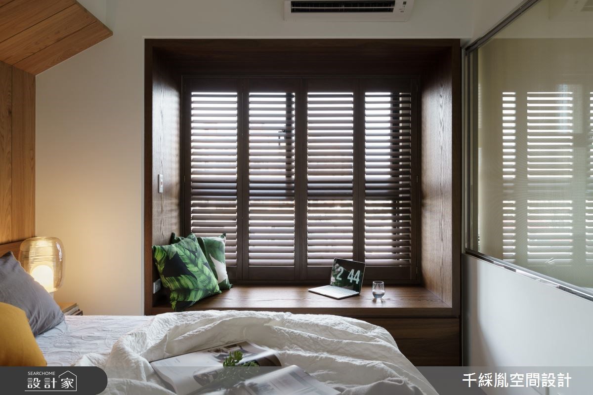 深色的木材質和百葉窗使空間更加沉靜舒適，也常見於熱帶地區的殖民地風格度假飯店中。》》看更多圖片