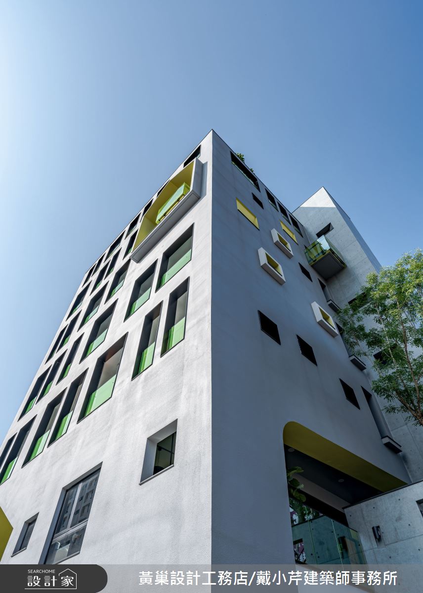 建築外牆以現代簡約灰調作為基底，並以塗料取代磁磚，落實綠建築的環保思維。