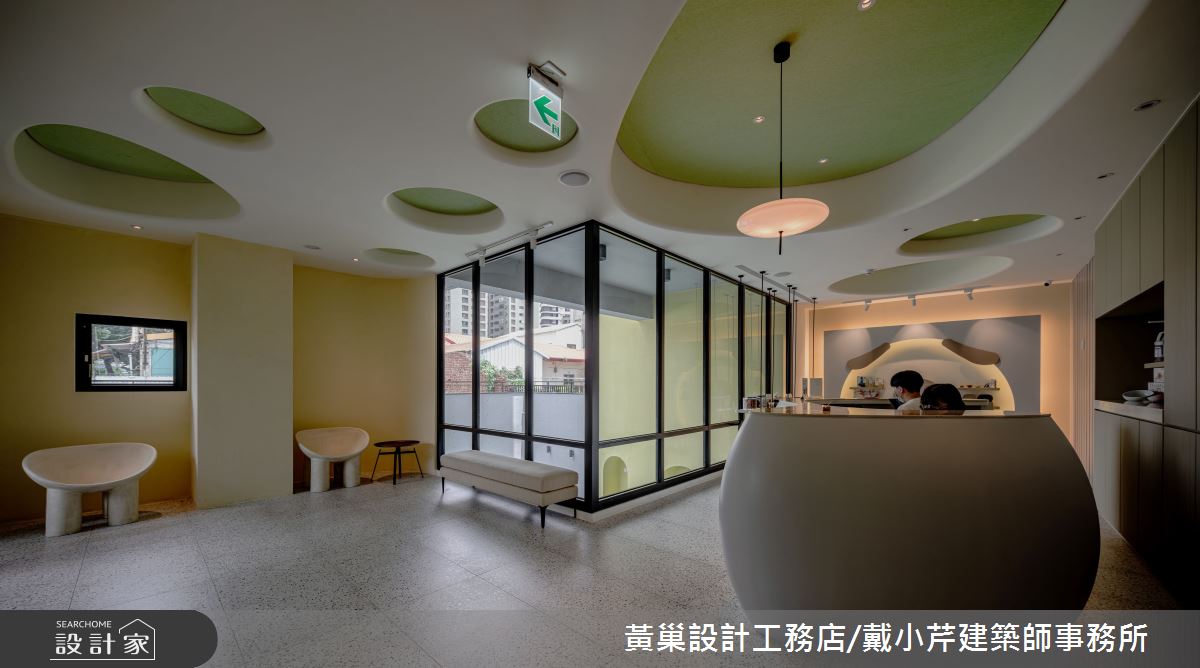 一樓大廳運用灰黃藍色調，刺激寵物的視覺反應。