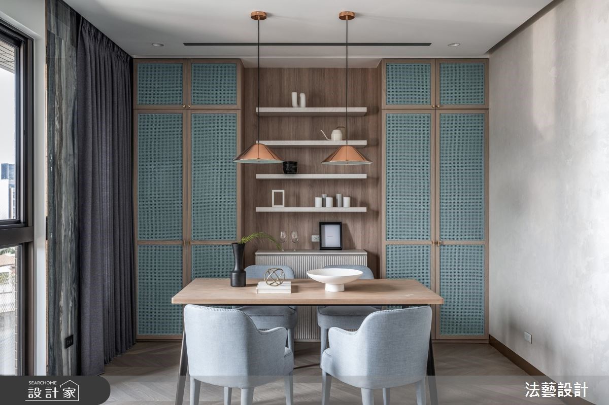 餐廳櫃體加入淺藍色藤編點綴，為空間挹注趣味性與視覺亮點。