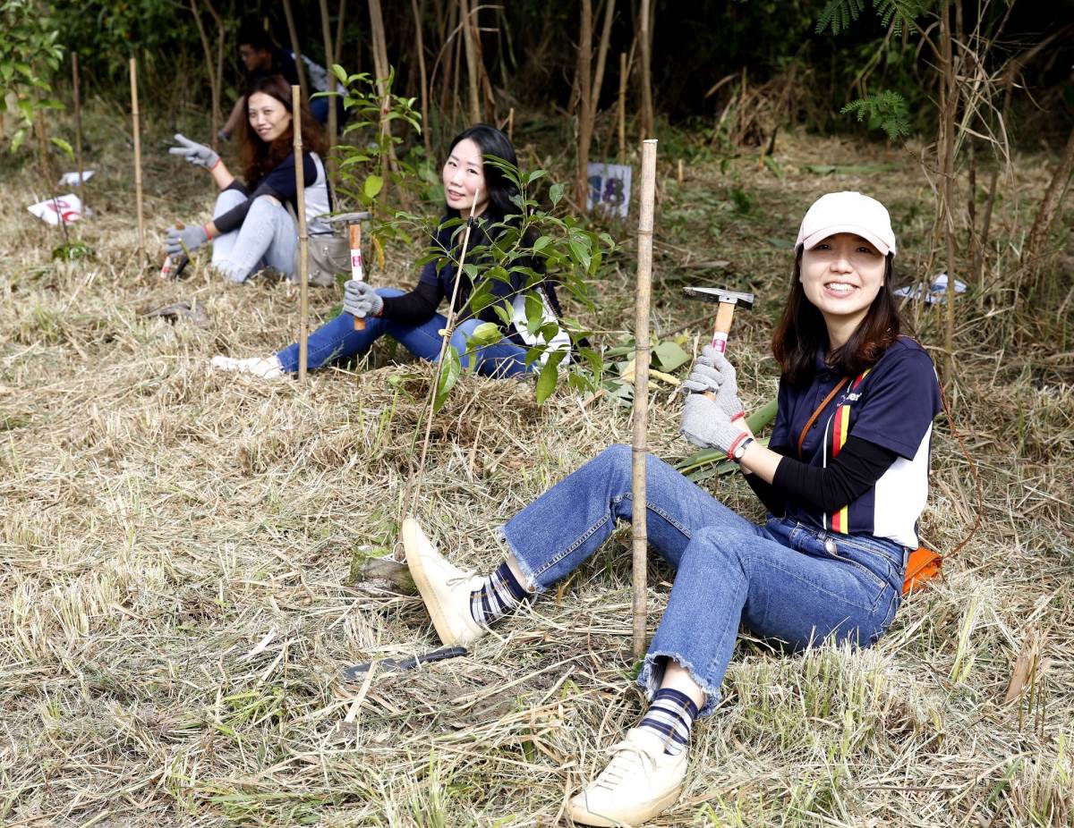 歐德設計師放下捲尺改拿鋤頭，植樹過程雖然辛苦卻很開心能夠為守護地球及後代子孫盡心力，