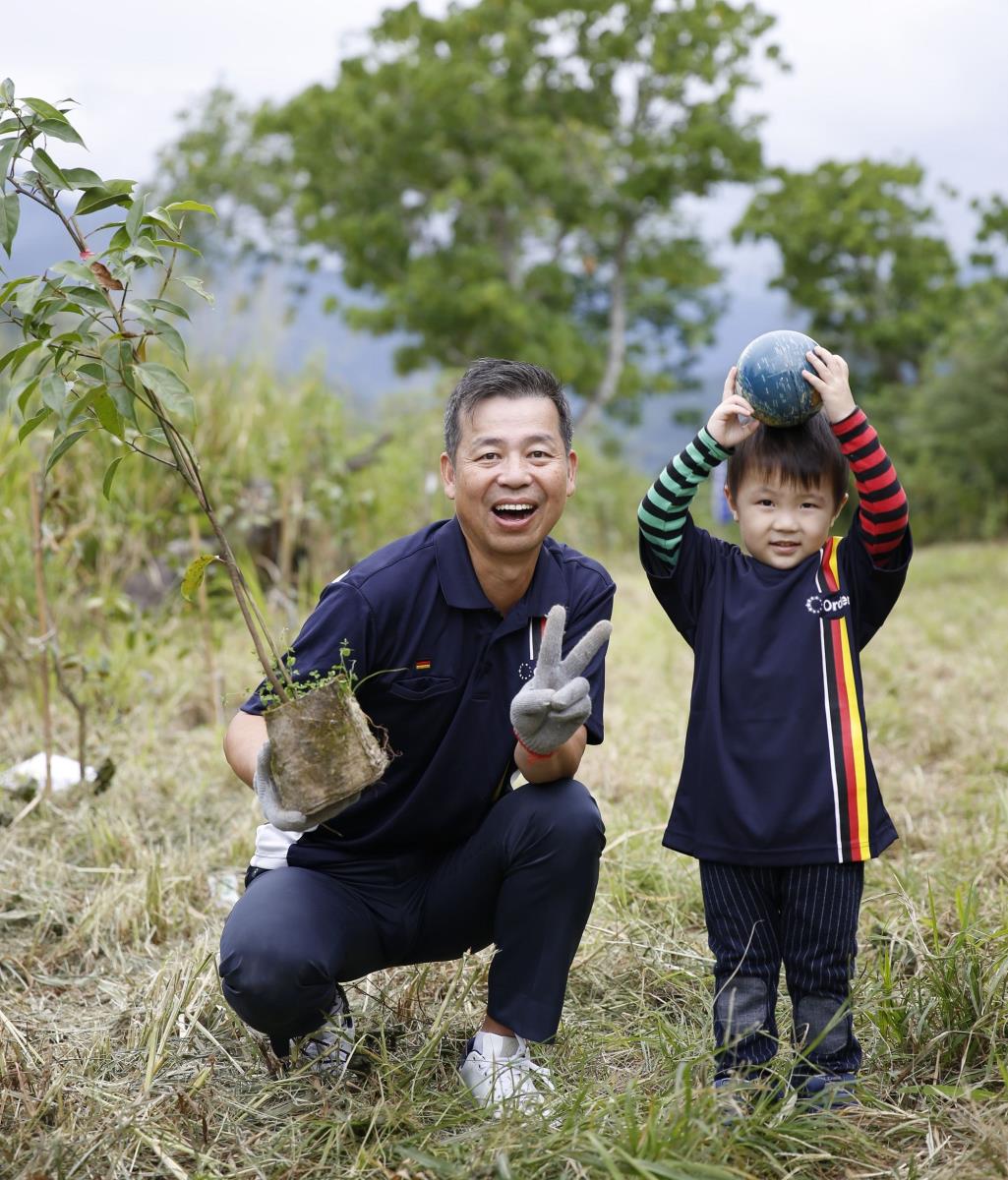 歐德集團董事長陳國都（左）以實際行動守護地球，邀請社會大眾共同為台灣這塊土地盡心力。