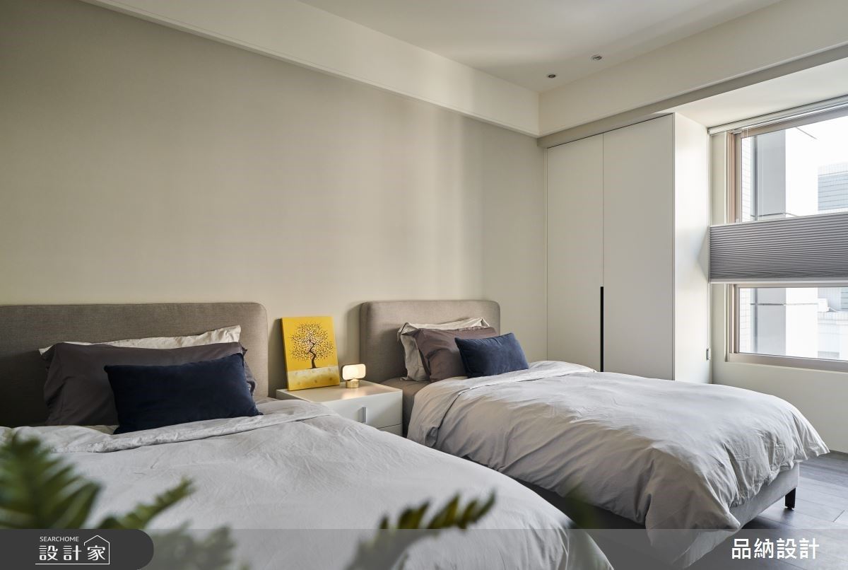 客臥選擇兩張加大單人床增加留宿床位，搭配簡約的收納機能，滿足親友客人來家中小住的機能。