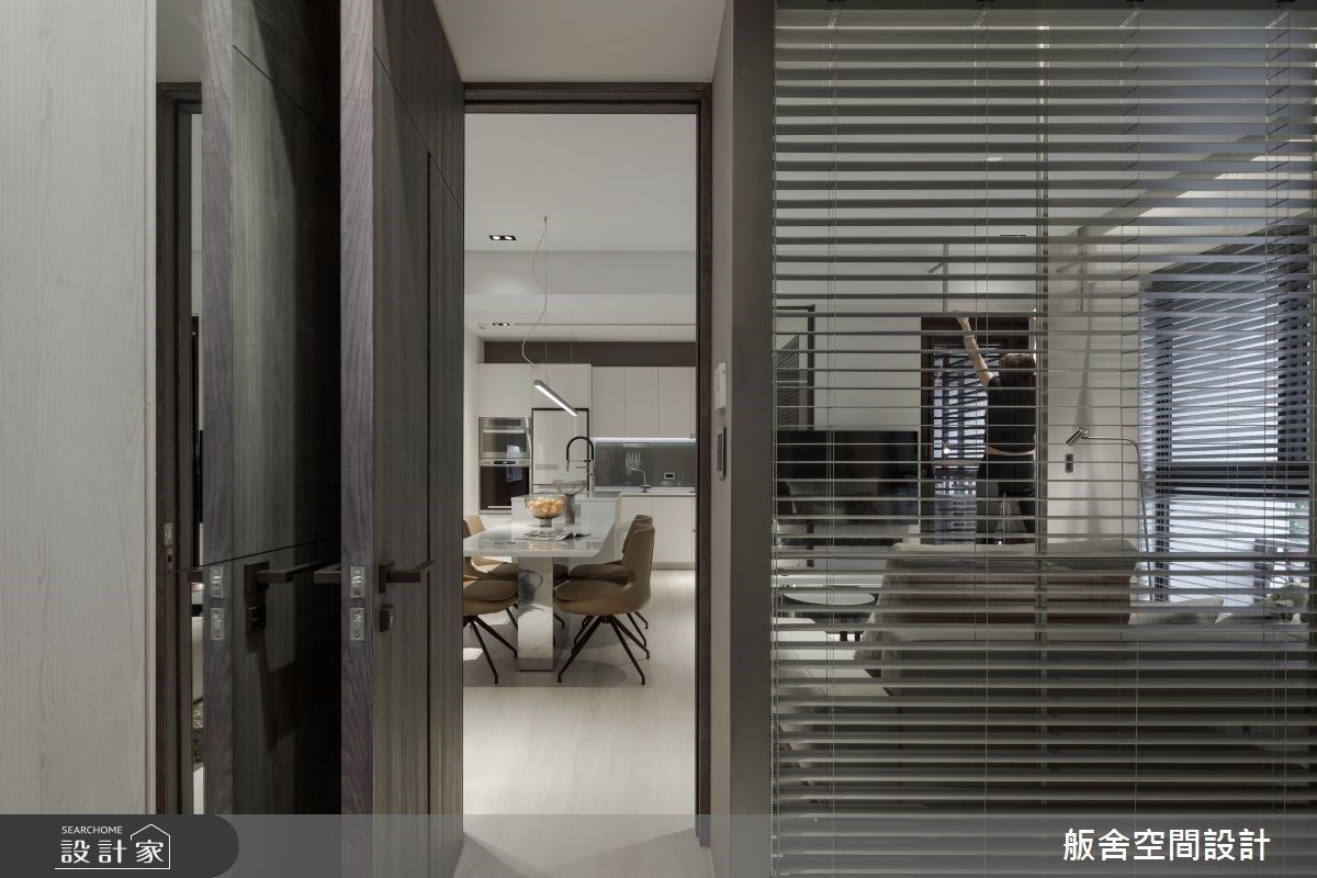 透過臥室內百葉廉的設計，開放性與隱私性程度可隨時自行調整。