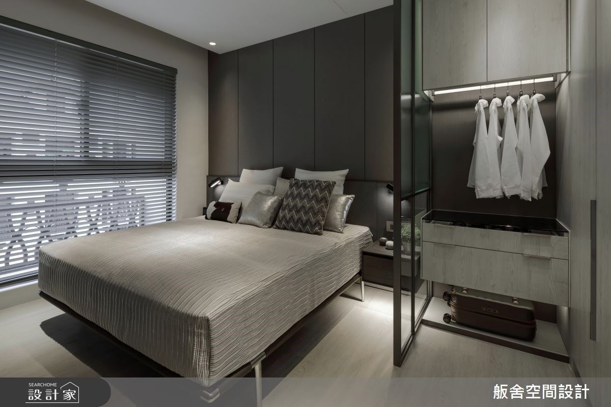 睡眠區與更衣室以半透明的屏風作為區隔，打造完整睡眠休憩領域感。