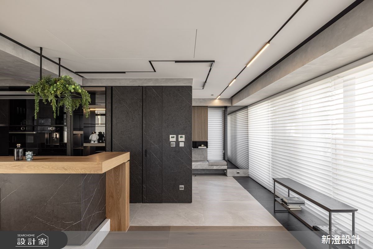 廚房櫃體重新規劃，在有限的空間中發揮收納的極致，線條極簡化，視覺感更俐落舒適。
