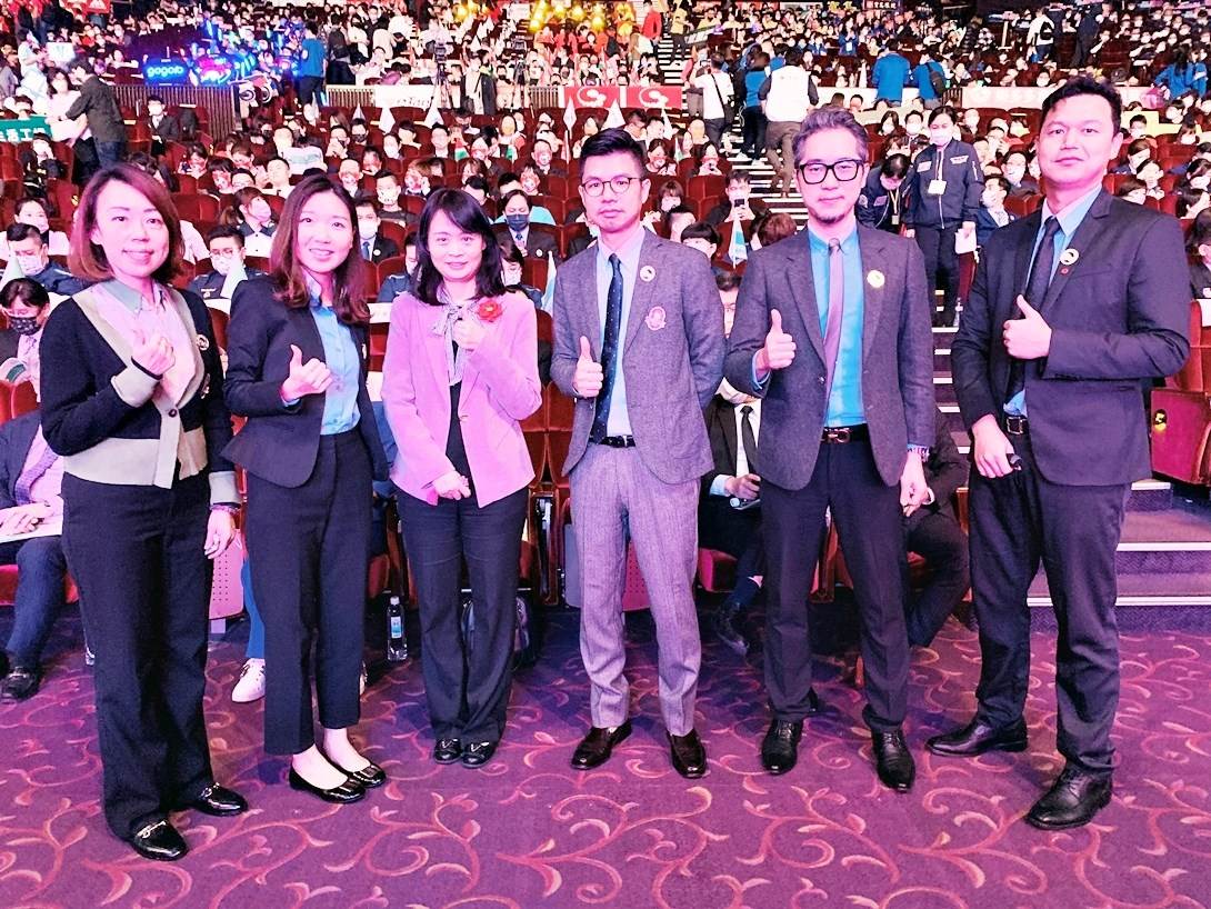 經濟部商業司司長蘇文玲（左三）與歐德集團五位優良店長開心合影。