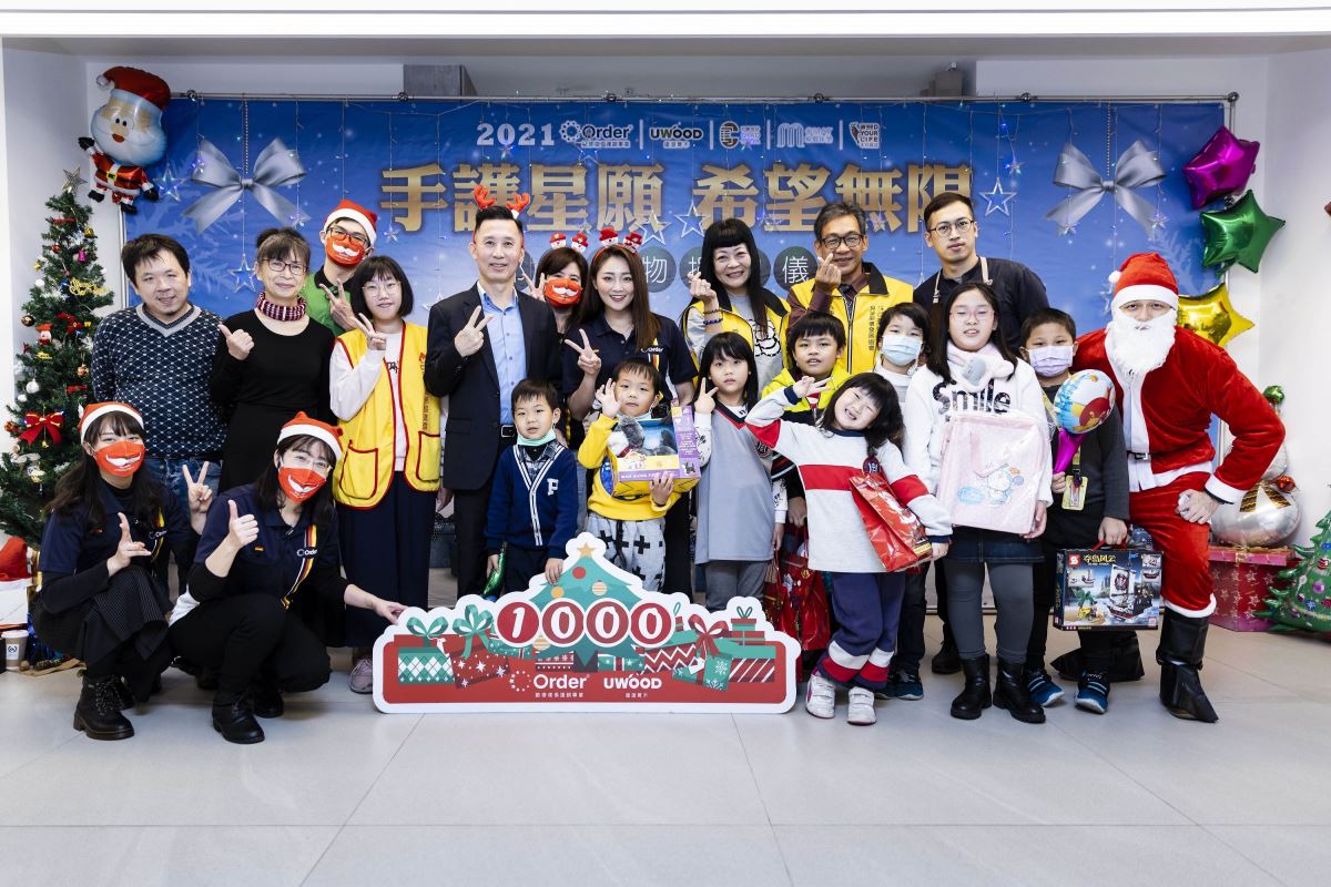 歐德集團馬國慶副董(左四)及愛心大使張文綺(右四)陪伴孩子們渡過溫馨耶誕。