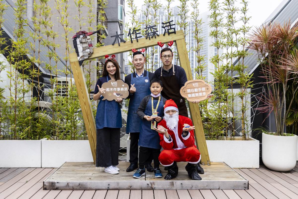 孩子們拿起自己創作的森活小鳥，與歐德集團馬國慶副董(中)、愛心大使張文綺(左一)、木育講師張博閔(右一)、聖誕老公公開心合影。