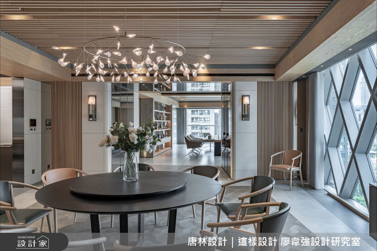 依循業主一家自日本移居來台的背景，打造出帶有日式氛圍的宅邸「THE CITY PARK」，契合真實需求的貼心規劃與優雅景緻，榮獲 2021 年 German Design Award 國際肯定。