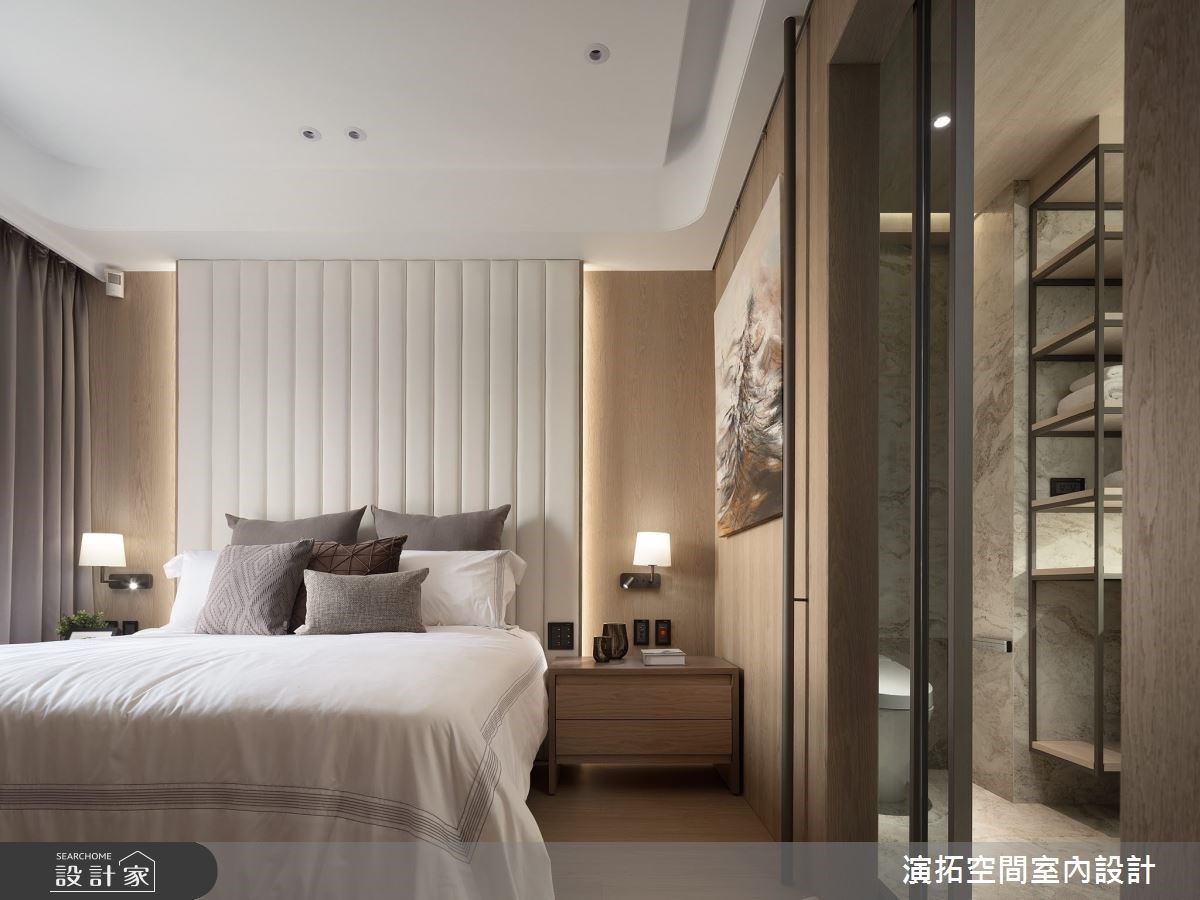 主臥室以典雅對稱的設計手法，賦予舒適的視覺感受，並由長者的生活習慣出發，打造實用安心的空間功能。