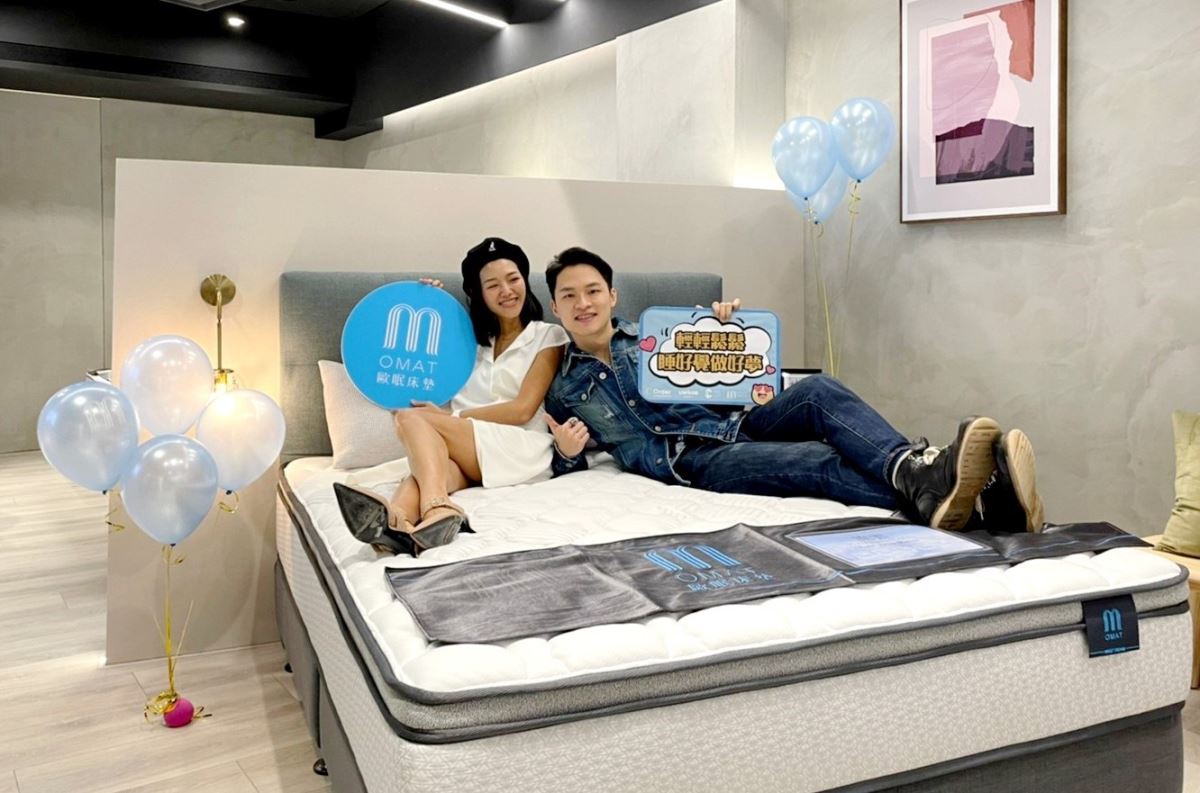 藝人楊昇達與名模妻子若綺在專業無壓的「試躺間」體驗歐眠床墊後，直呼不想起床工作啦。
