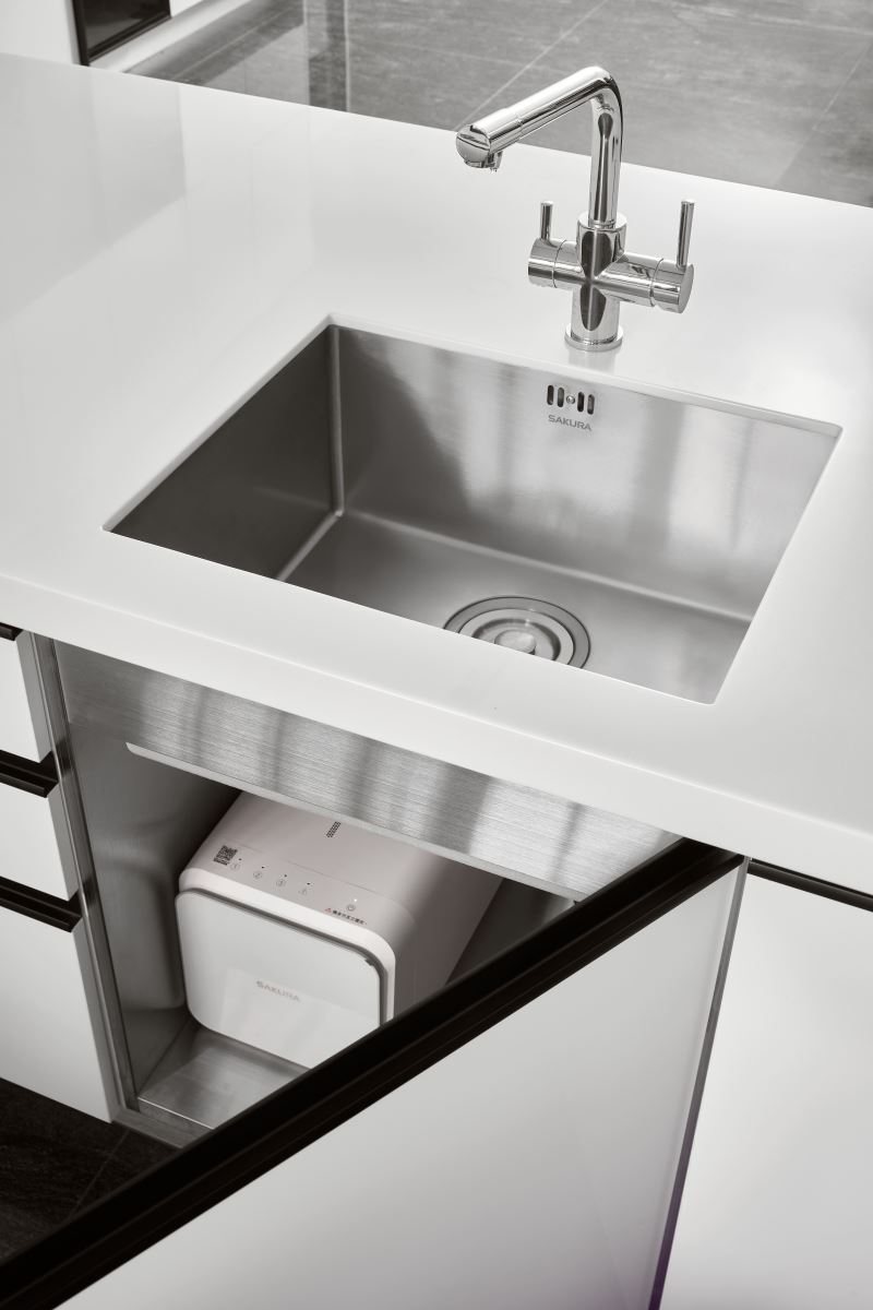 整合櫻花 RO 淨水器出水的無鉛三用龍頭讓飲用水安心又便利；歐式手工方型水槽外型簡潔俐落。