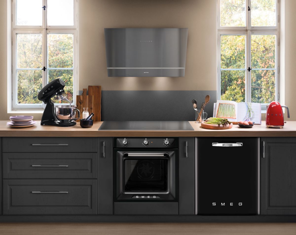 經典復古的 Smeg 烤箱和洗碗機造型，跳脫黑色的單調刻板印象，讓美式廚房更加時髦有型！