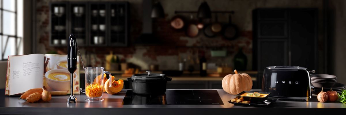 義大利 Smeg 手持料理棒和烤麵包機，以耀岩黑色調和亮銀的金屬細節，展現出優雅高級的家電質感。