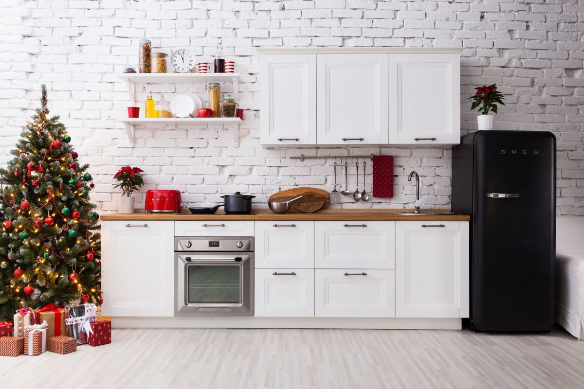 Smeg 彩色復古冰箱在全球各地擁有許多忠實粉絲，圓潤可愛的冰箱造型和耀岩黑色調，在純白的廚房空間更顯時尚迷人。
