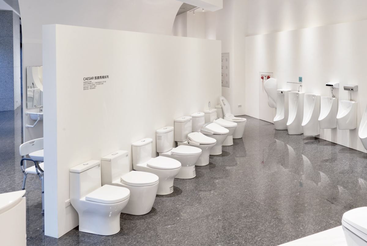 凱撒衛浴的展間，讓消費者在現場挑選最滿意的款式。
