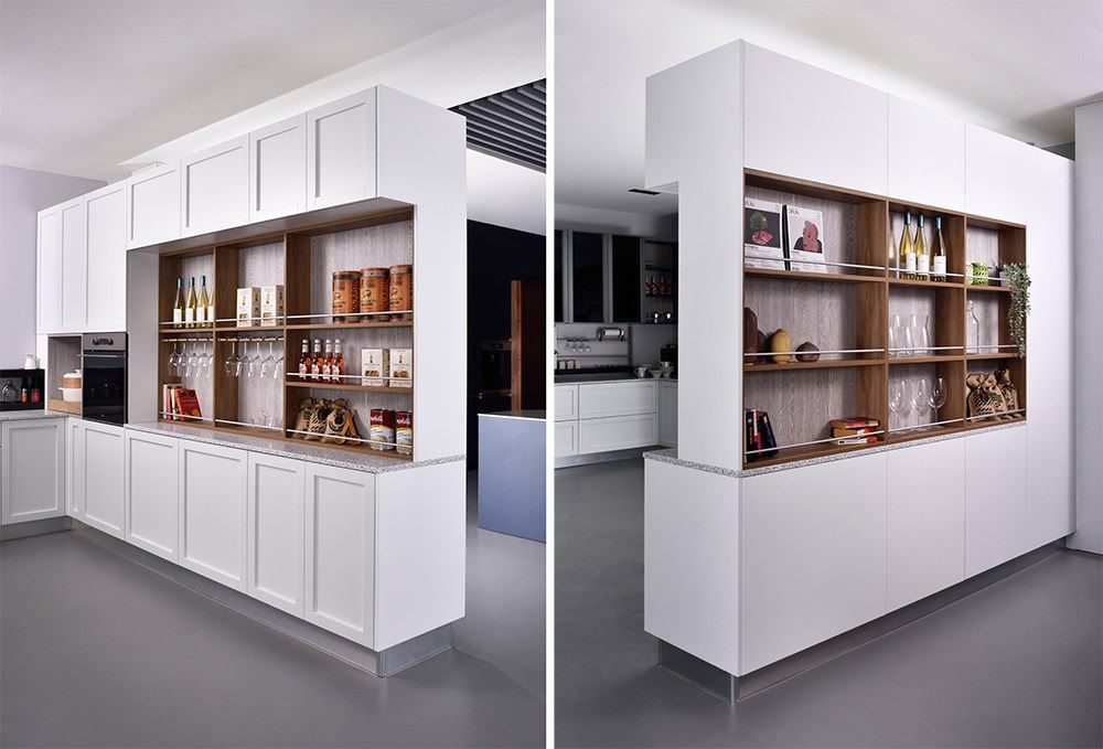 雙面層架櫃打破廚房與其他空間的隔閡，更減少地坪浪費與重複裝潢，落實環保意識。