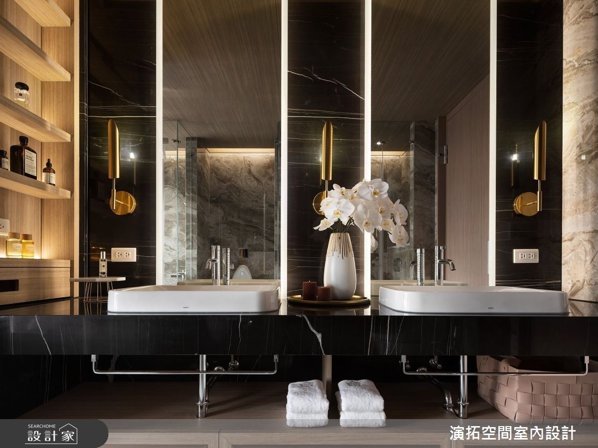 主衛浴特別設置雙洗手台，以黑色石紋為基調，搭配大幅的鏡面及精緻收納規劃，打造出媲美國際級酒店的奢華時尚質感。