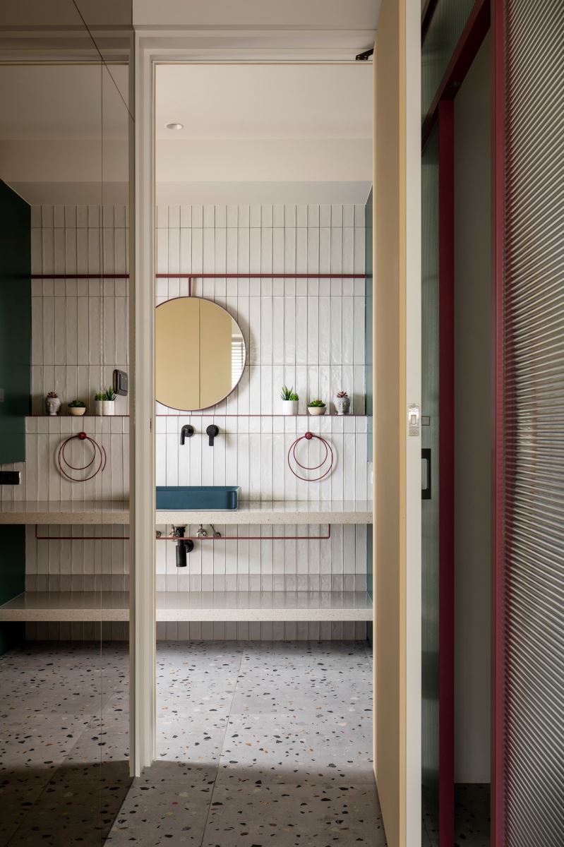 廊道盡頭另外設置的雙人洗手台，在白色系瓷磚為底中，運用不同顏色襯托出活潑的視覺