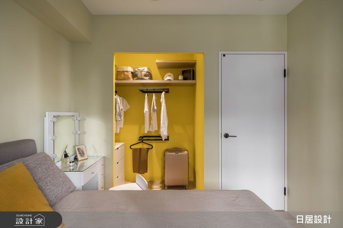 運用臥室畸零空間規劃衣物收納，捨棄門片打造迷步入式衣櫃。
