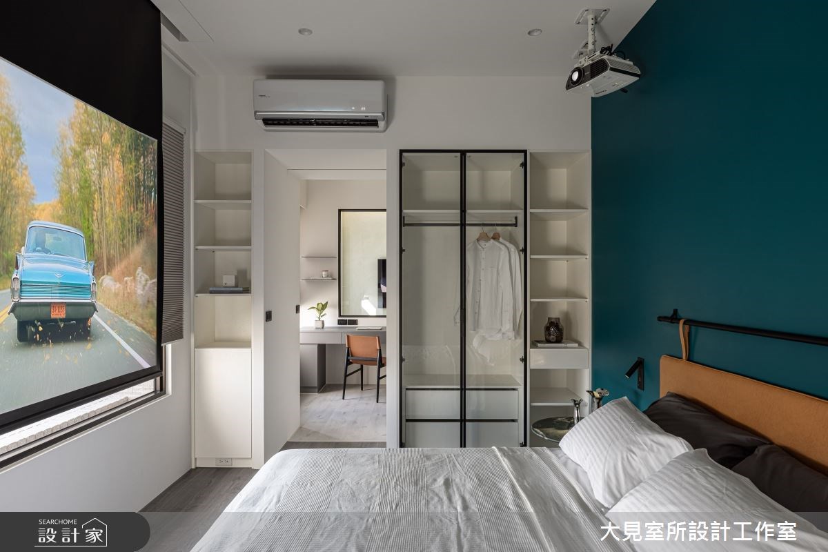將床旁的衣櫃改為玻璃門，將更衣間與主臥衛浴整合，詮釋精品飯店套房設計。