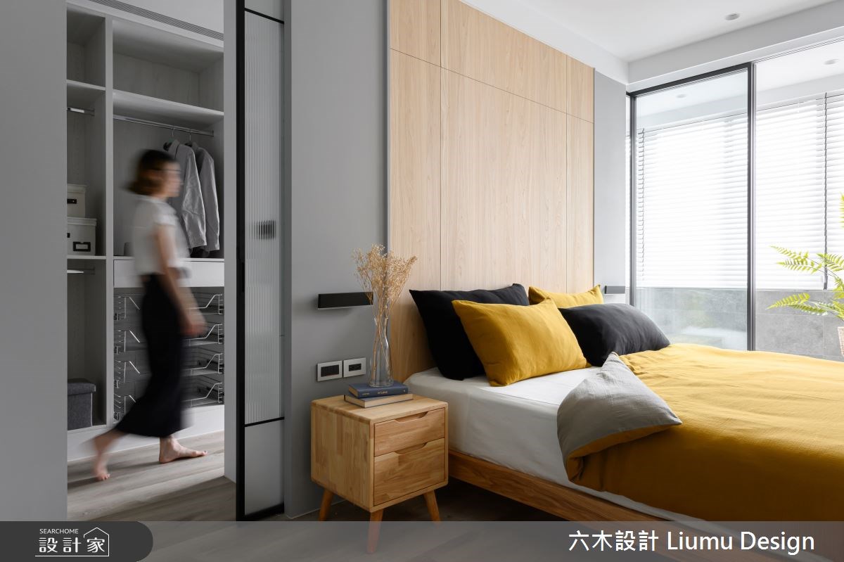 20坪住宅同樣預留床頭空間規劃出獨立更衣間，睡眠區更簡潔。