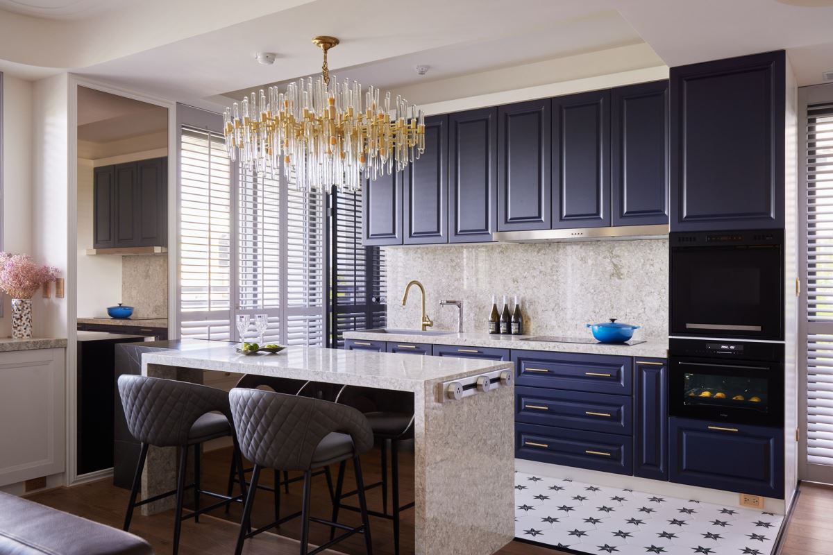 美式輕奢的廚房設計輔以高質感美型廚電，讓餐廚空間成為家中的視覺焦點。