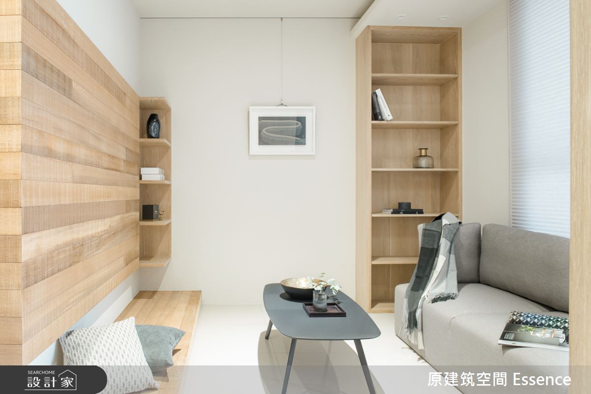 屬於年輕世代的起居區以淺色木質鋪敘休閒氛圍，輔以簡約的收納機能，營造舒適放鬆的空間質感。