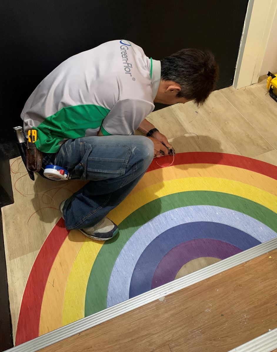 為樂活育幼院客製化的彩虹地板，呼應園長與孩子的約定「拋開過往，找到心中的彩虹」。