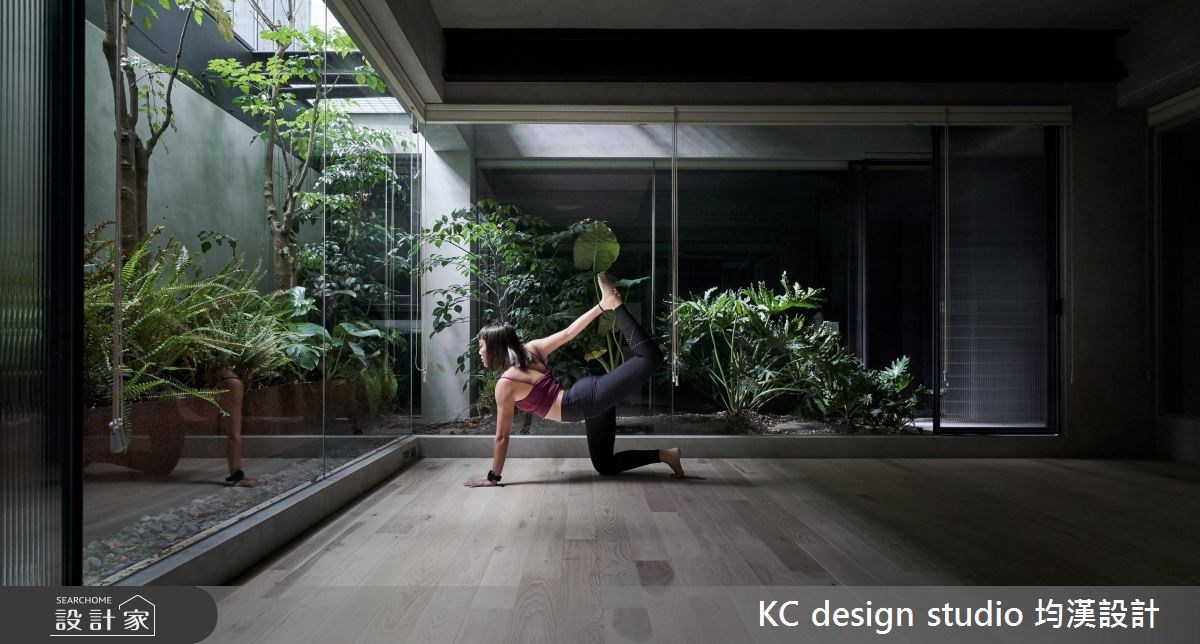 設計師透過地下室的改造，引入綠意植栽和陽光，打造舒適的多功能瑜珈區。>>看更多案例圖片
