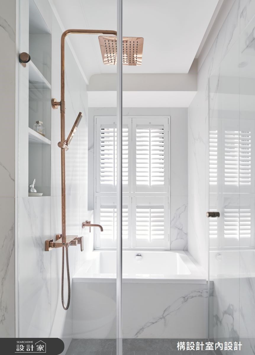 主浴室選以純白石紋磚，搭配玫瑰金衛浴設備、木百葉窗體現法式古典美學，自然衍生出日常儀式感。