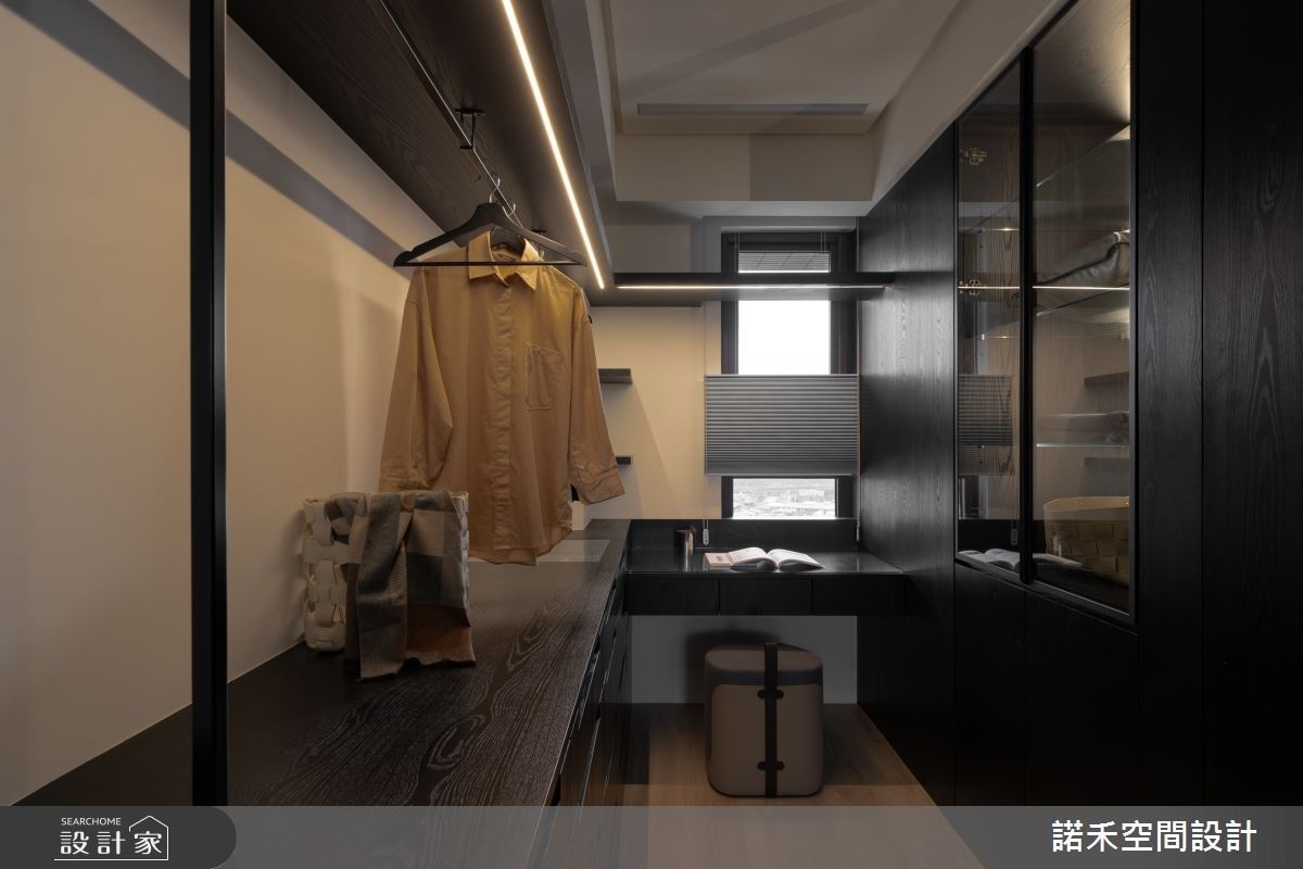 更衣室取適度的空間大小，兩側櫃體分區有門片與開放式、結合展示櫃與珠寶盒實現屋主夢想。