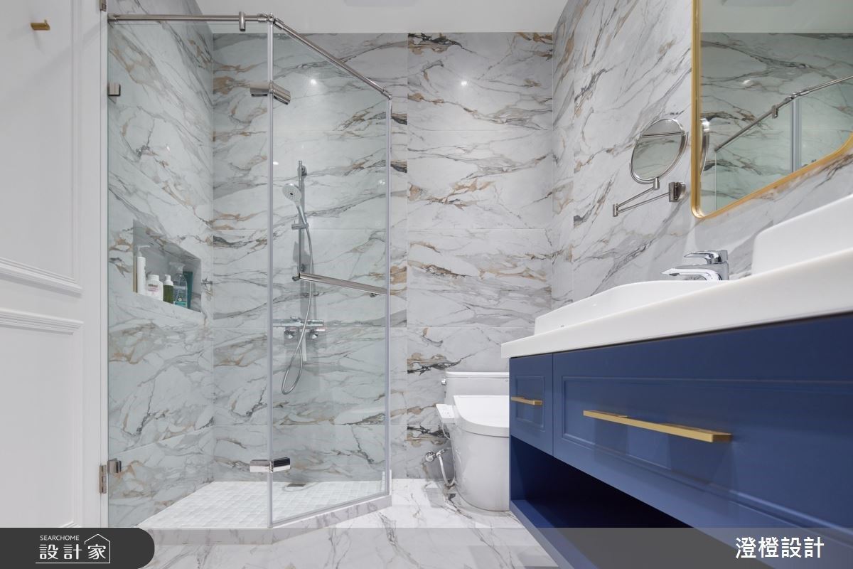 主浴室以大理石為底，利用藍色金色的色彩搭配，點出衛浴空間的低調奢華，回朔屋主在國外旅行的景色。
