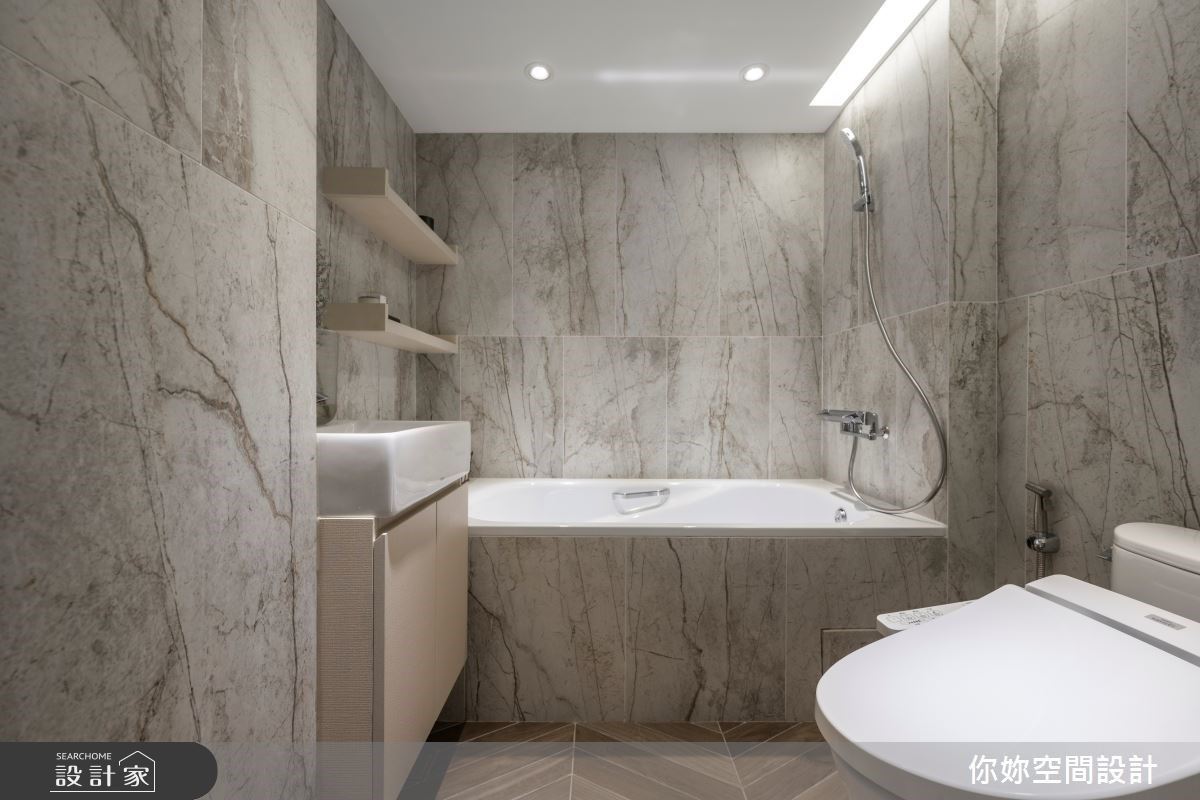 盥洗空間以溫潤顏色的石板材質打造放鬆的泡澡空間。