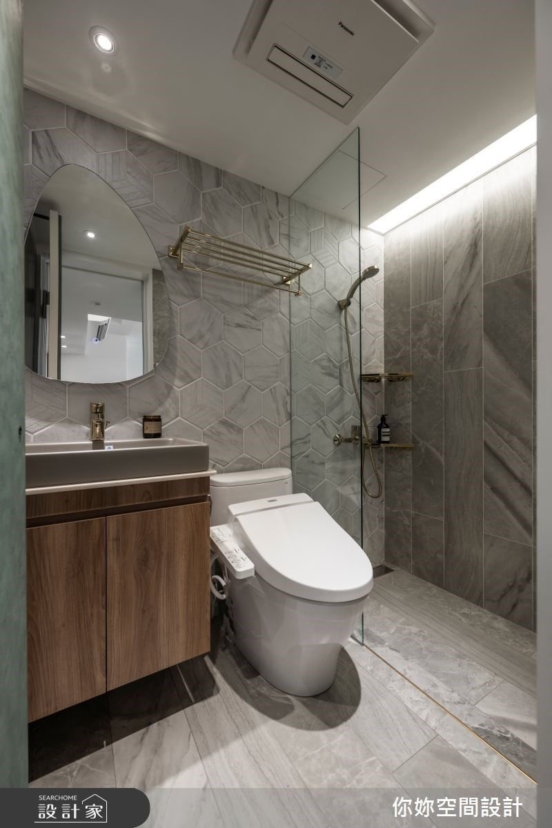 客浴則採用六角形磁磚作鋪排，鏡面和天花的燈管內嵌，帶來點亮視覺的感受。
