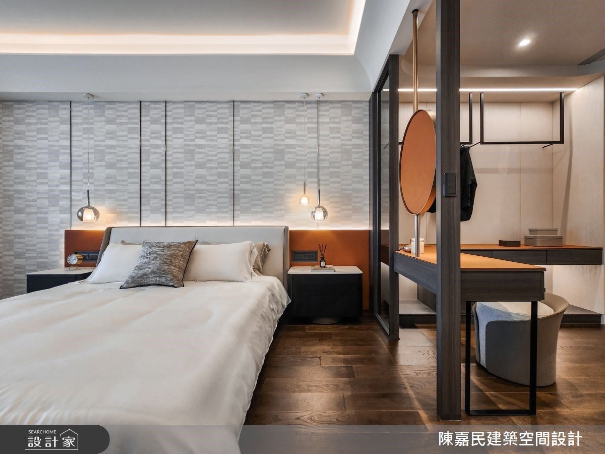 床背牆和床頭桌面，以皮革彰顯空間的精緻與品味。