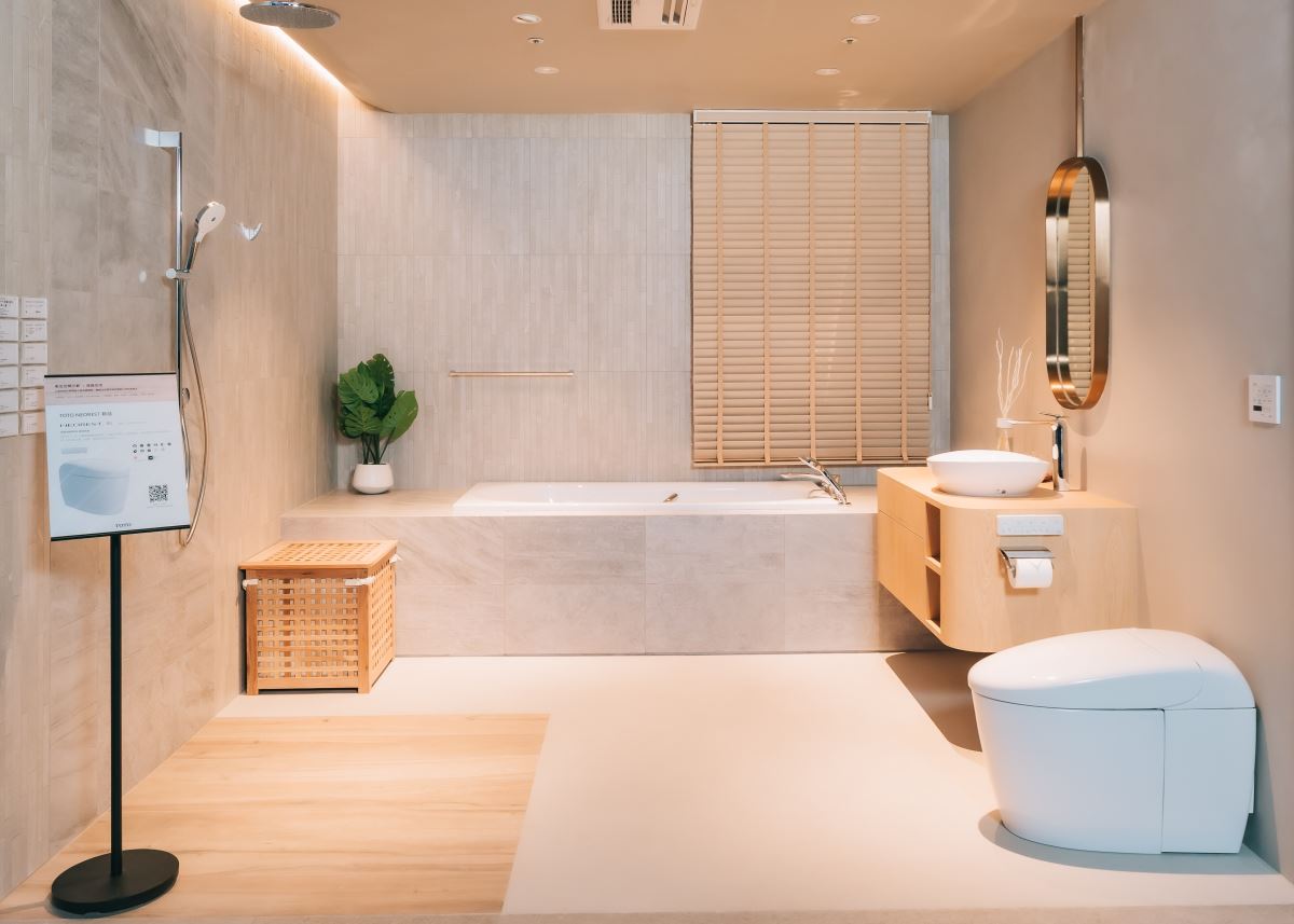 TOTO 台北旗艦店「自然風格」展間，搭配外形圓潤的 NEOREST RS 一體形除菌全自動馬桶，將衛浴場所打造成洗滌疲憊的私享空間。