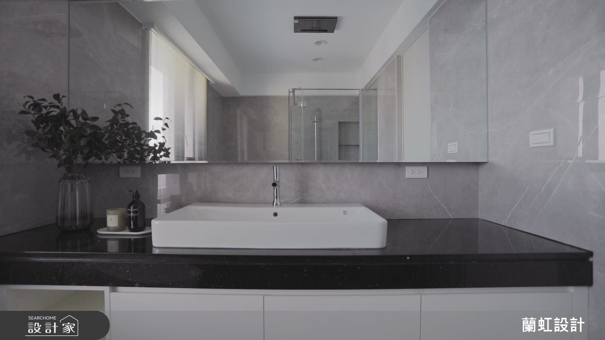 主衛浴配置了獨立浴缸，也加大了洗手台的尺寸，讓主浴空間達到屋主的需求，創造出寬敞且舒適的動線。