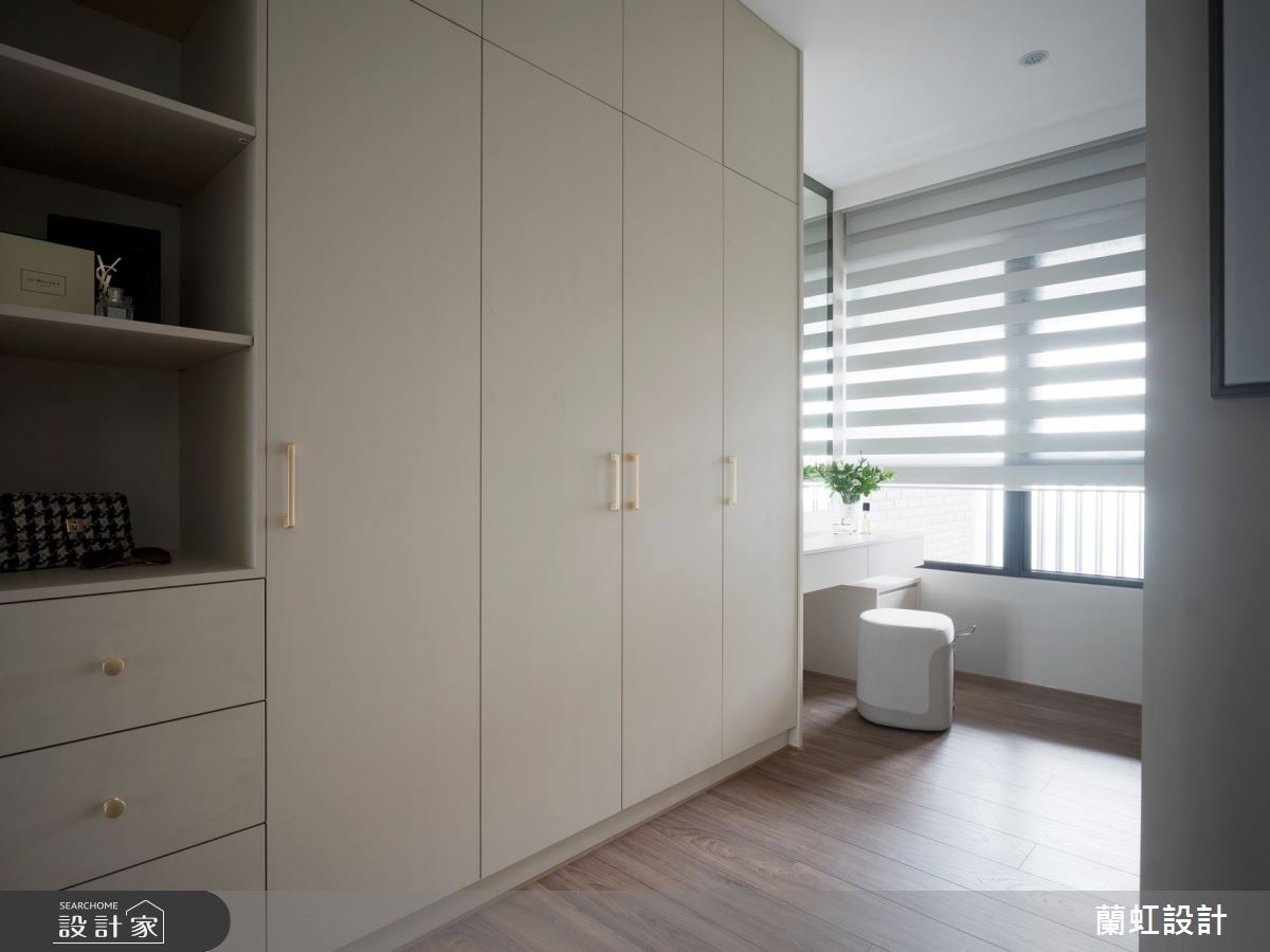 床背板後創造一個獨立的更衣空間，設計師在靠窗位置配置了梳妝台，並保留窗戶採光，讓更衣空間引入自然光線。