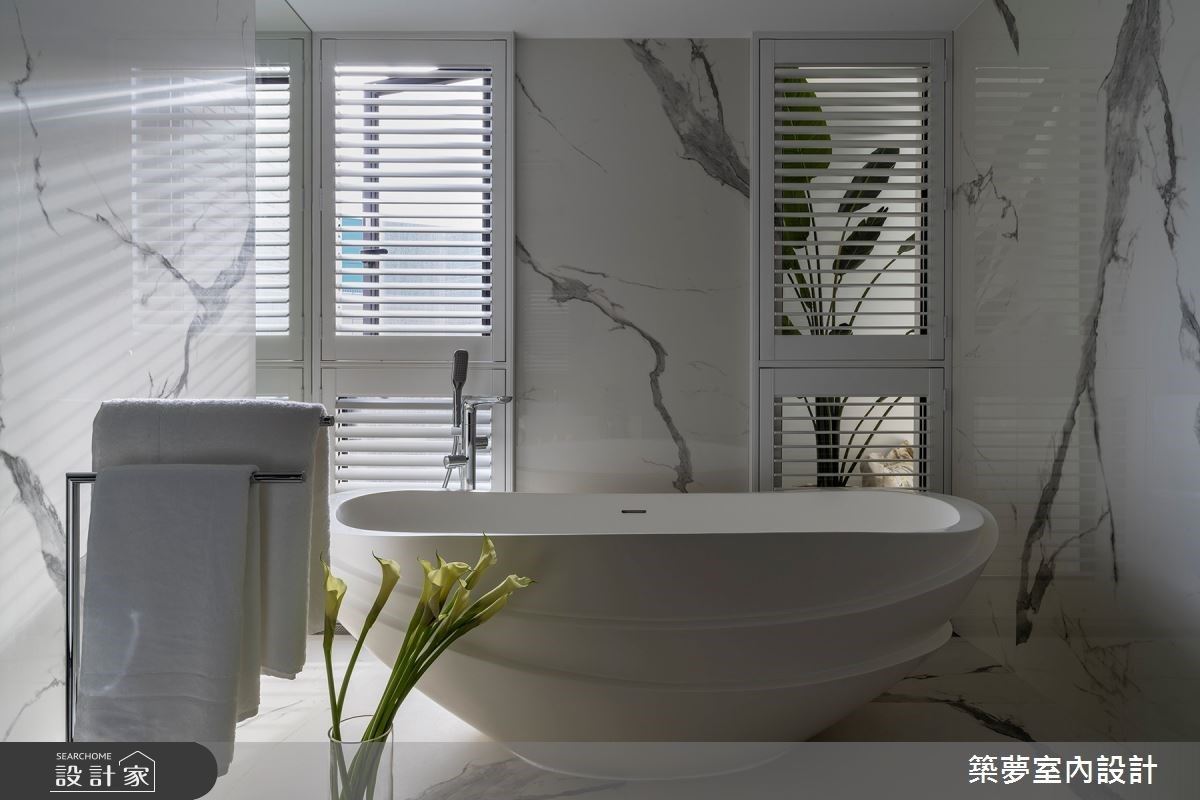 世界知名英國設計師 Kelly Hoppen 所設計的 Serenity 系列浴缸，成為衛浴中優雅的視覺亮點，隨著純白大理石紋的漫延，以及美妙的光影變化，成就令人難以忘懷的美感畫面。