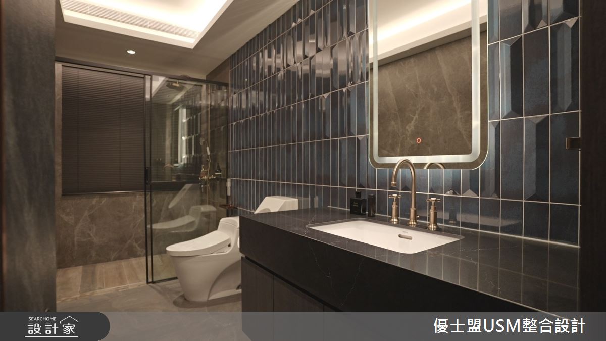 客浴以藍色磁磚拼貼打造高級飯店風格，淋浴區則使用石紋磁磚，呈現現代與自然的差異性。