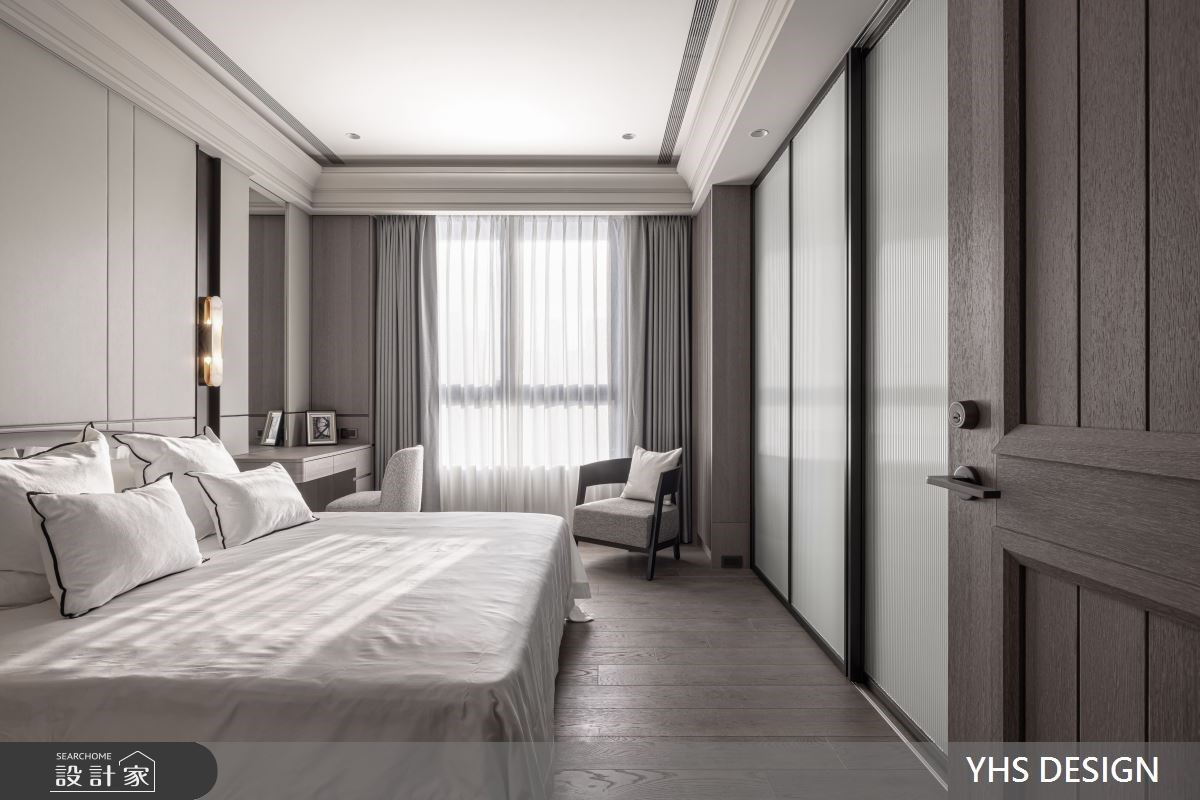 房間在細節下足功夫，主臥整體是淺色的木質質感，搭配床頭米色人造皮革，營造素雅舒眠的環境。