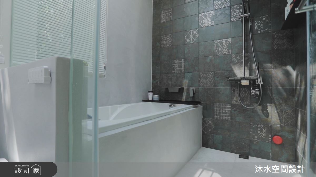 主衛浴以深、淺色調劃分乾、濕區，讓浴室也能帶點個性。