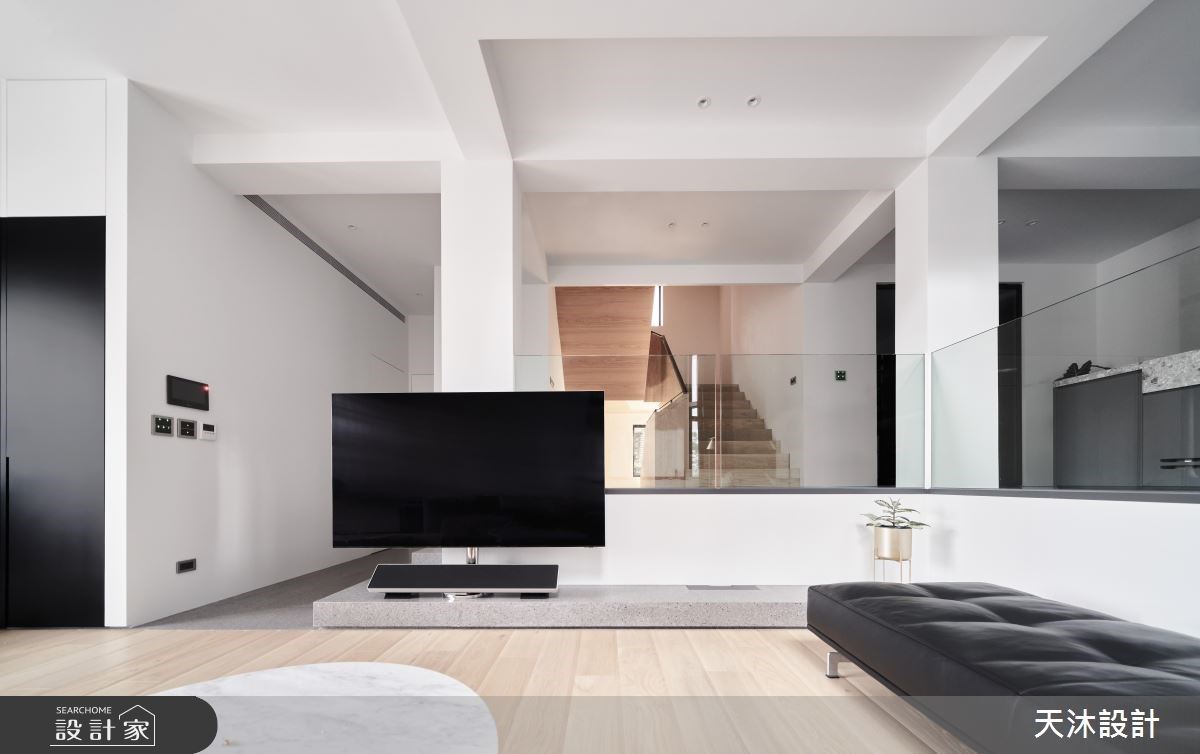 跳脫傳統電視牆設計將電視規劃在小台階上，透過調整降低位置讓空間的開放性提高。