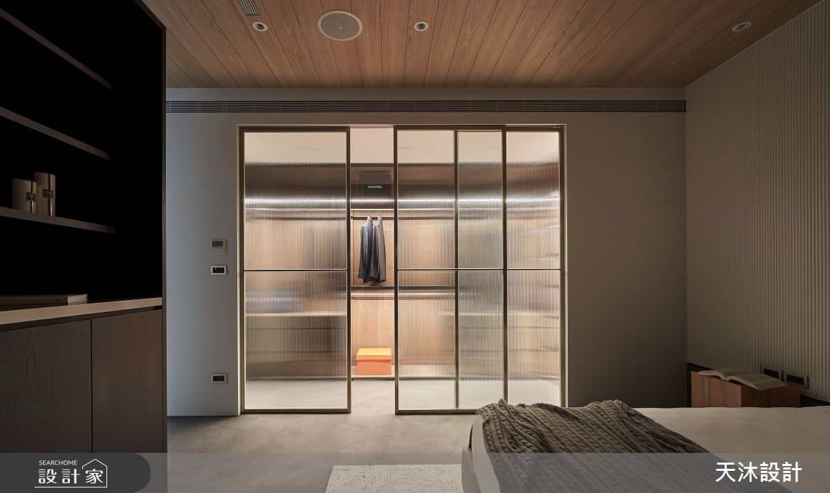 規劃兩間更衣室，以鍍鈦金屬框打造衣櫃，提供充分置衣空間，呈現精緻品味。