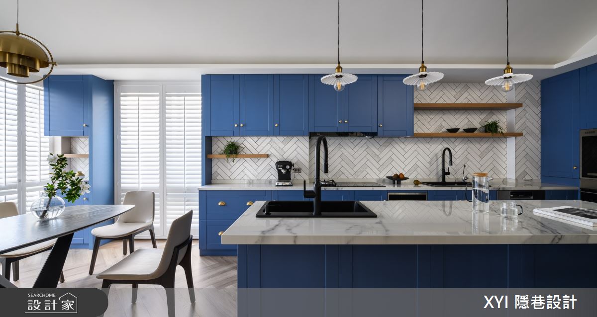 特殊藍色烤漆的櫥櫃，櫃面鑲上黃銅半圓把手，細膩表達經典的美式元素。
