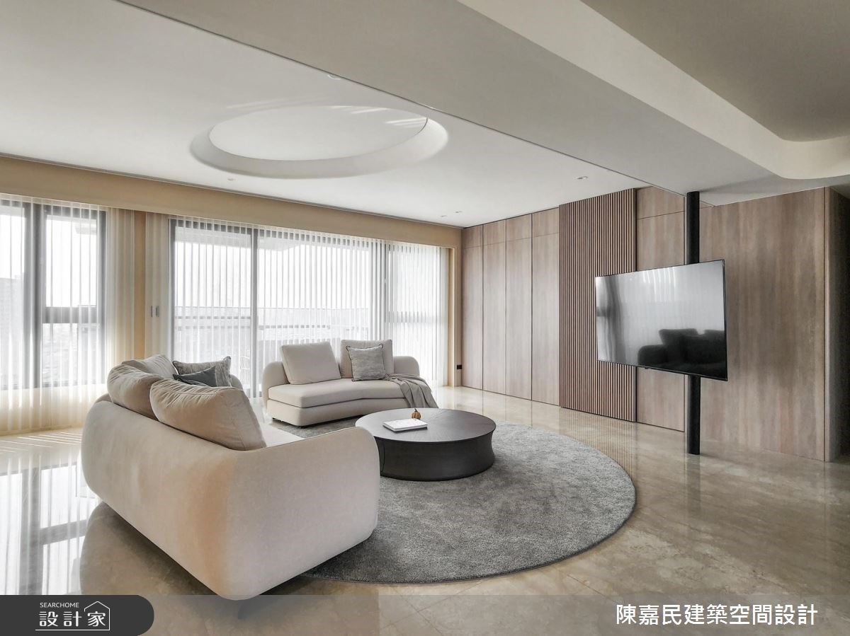 開闊的客廳以弧形的沙發配置加上 270 度的旋轉電視牆，讓客廳、餐廳，都能觀看電視，營造流動的對話空間，增進家人間的互動與交流。