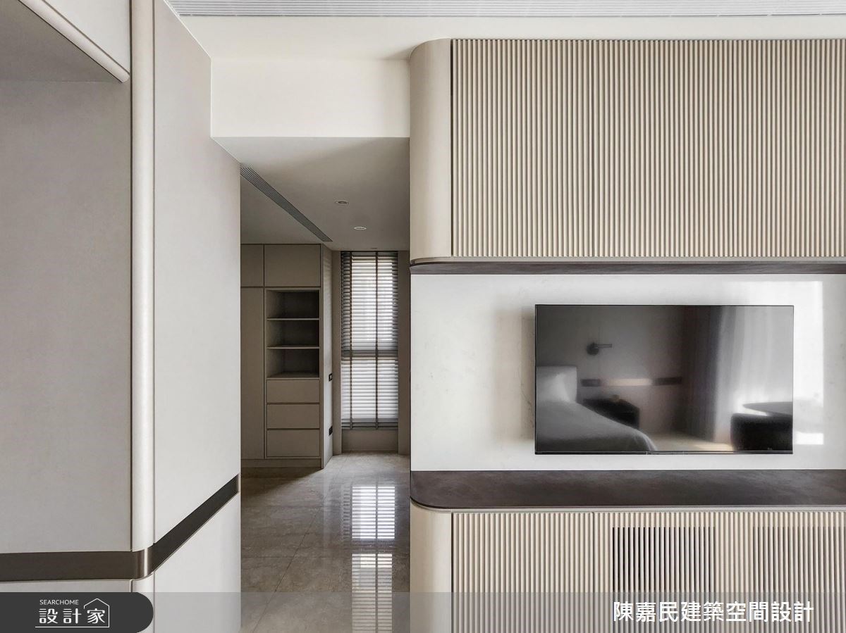 主臥室的電視櫃設計格柵造型，透過格柵鏤空的空隙，保持電機散熱的機能，也增添富有層次的視覺感。