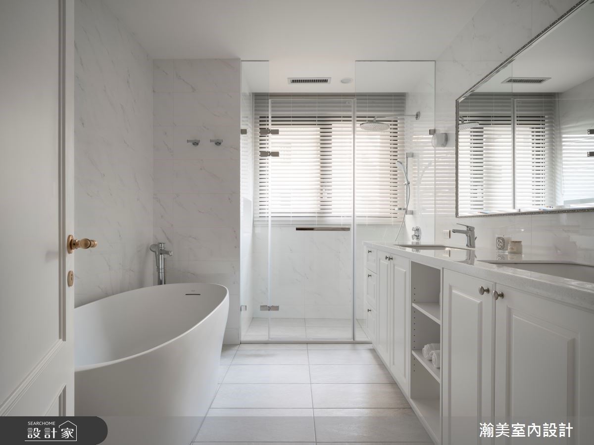 以白色系作為衛浴空間的主色調，媲美星級飯店的雙面盆設計、落地式的展示浴櫃，呈現完美的衛浴空間。